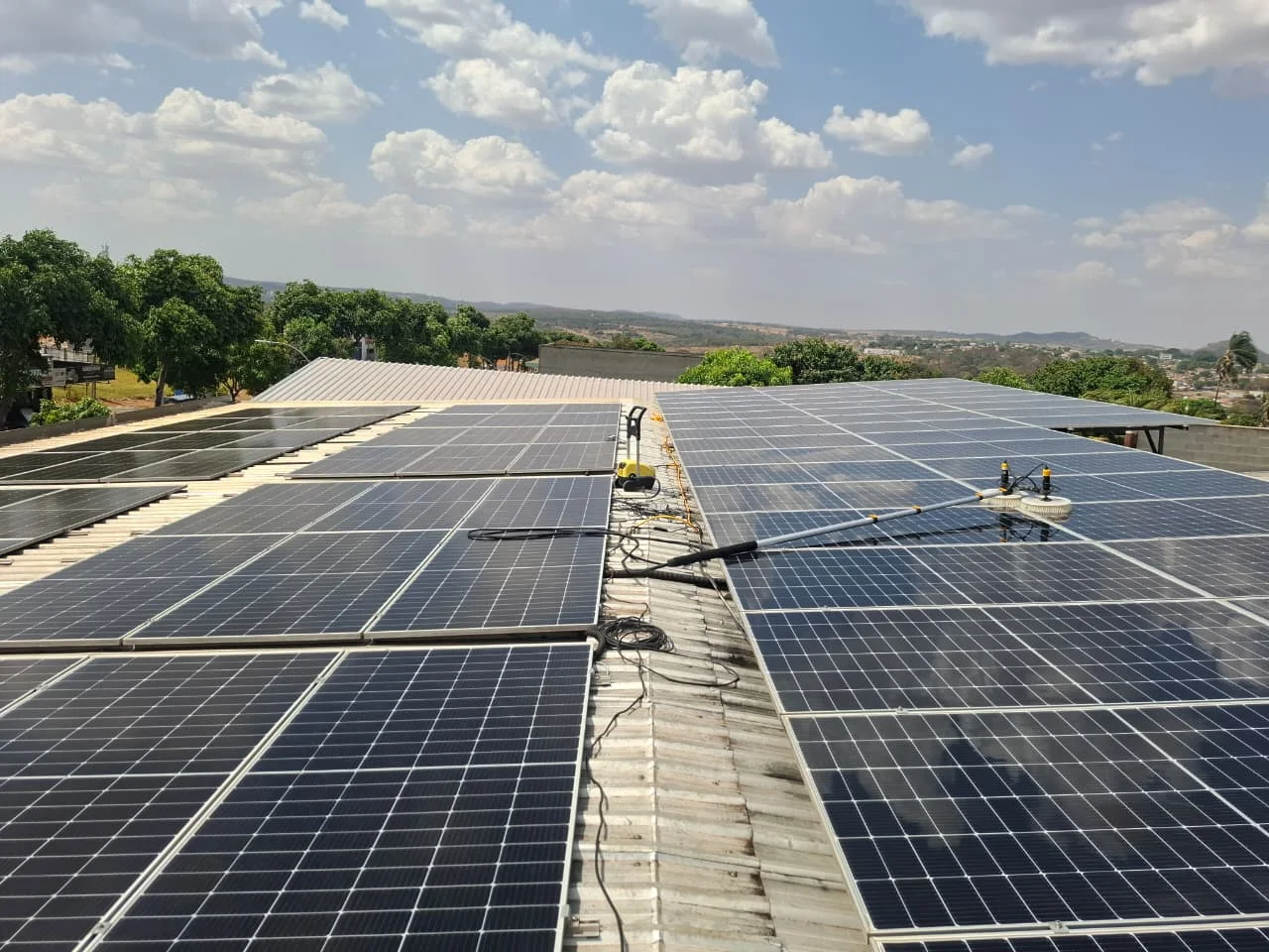 Sistema de painéis solares durante serviço de limpeza realizado pela R7 Manutenção